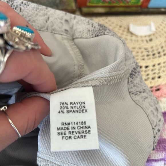 Adyson Parker NWT White Grey Snake Skin Print Zip Up Stretch Moto Jacket Sz M - Picture 7 of 10